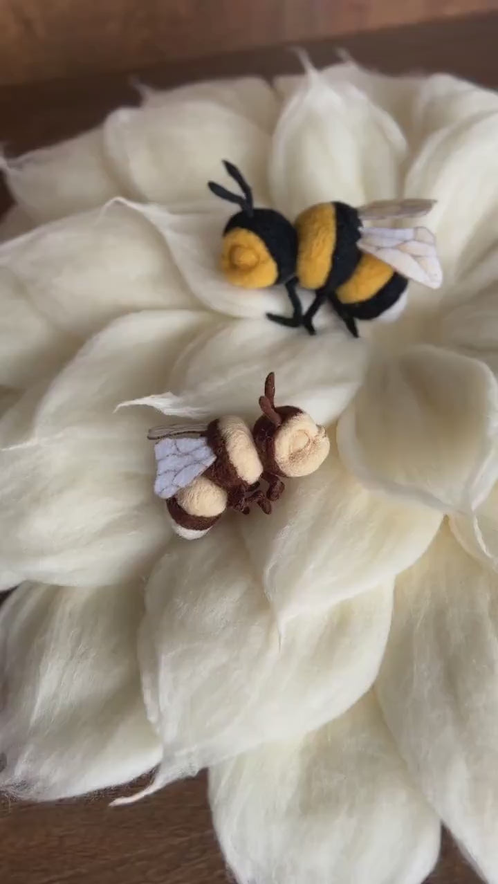 Newborn Felted Bee Photo Toy, Needle Felted Mini Bee Toy, Newborn Felted Props for Photography, Newborn Photography Props, Felt Bee Decor